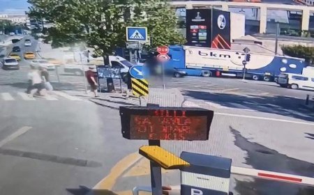 İstanbul’da görevi başındaki kadın polise minibüs çarptı! Kaza anı kamerada