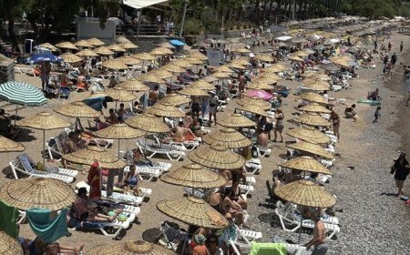 Bayramda sahillere akın! Bodrum ve Antalya’da adım atacak yer kalmadı