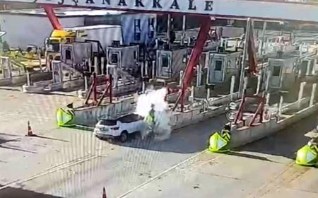 Otoyol gişelerine çarpan otomobildeki karı-kocayı ölüm ayırdı; kaza anı kamerada