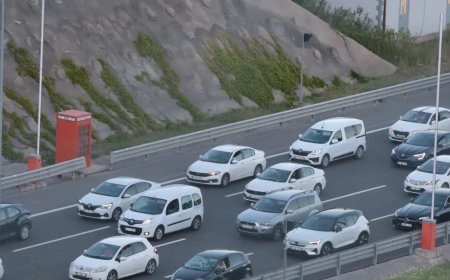 Tatilciler dönüş trafiği sürüyor. Yollar, otogar ve havalimanlarında yoğunluk