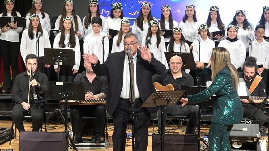Okul müdürünün söylediği şarkıyı milyonlar izledi! Profesyonel kaydı da ortaya çıktı