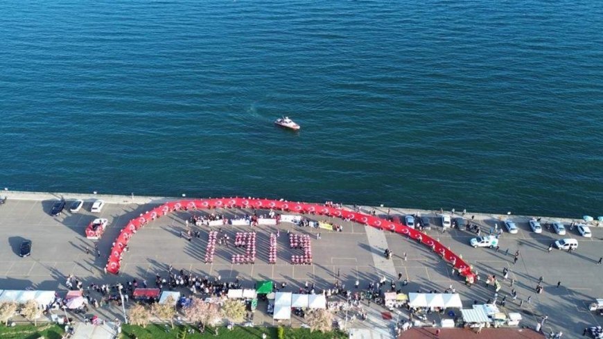 Tekirdağ'da 100 metre uzunluğundaki Türk bayrağıyla 'Gençlik Yürüyüşü'