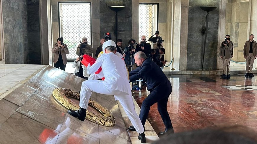 Bakan Bak, gençler ve sporcularla birlikte Anıtkabir'i ziyaret etti