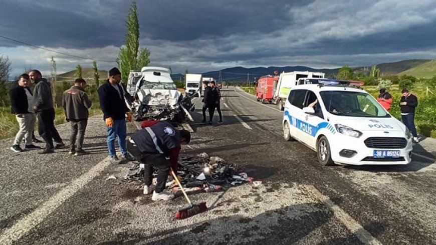 Kayseri’de hafif ticari araç ile otomobil çarpıştı! 1 ölü, 2 yaralı