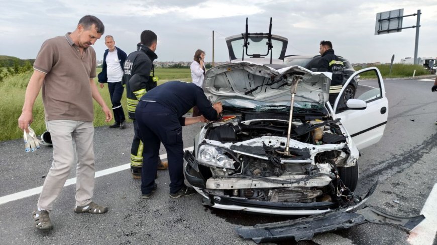 Tekirdağ’da motosikletle otomobil çarpıştı; 1’i ağır 2 yaralı