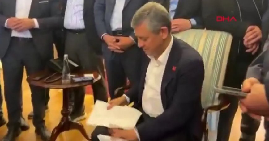 Özgür Özel, kendisine ulaştırılan tebligatı yırttı