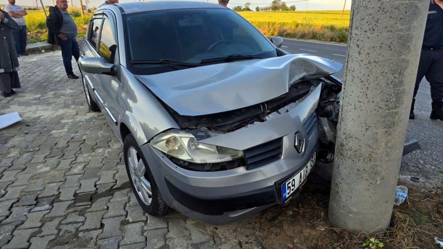 Elektrik direğine çarpan otomobilde 2 kişi yaralandı