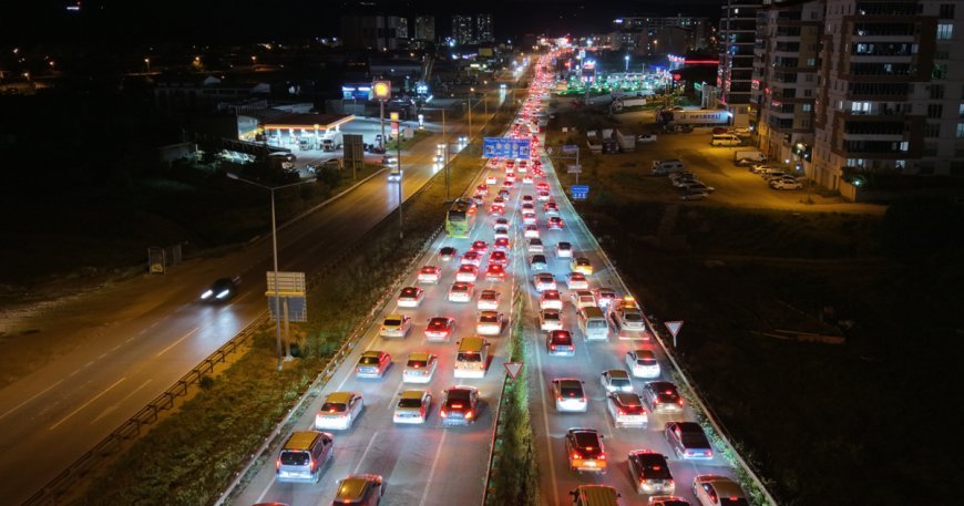 Tatilciler dönüş yolunda. Trafik kilometrelerce uzadı