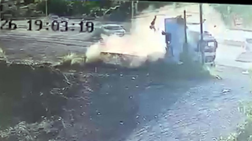 Midibüsün çarptığı kamyonet takla attı: 1 ölü, 8 yaralı