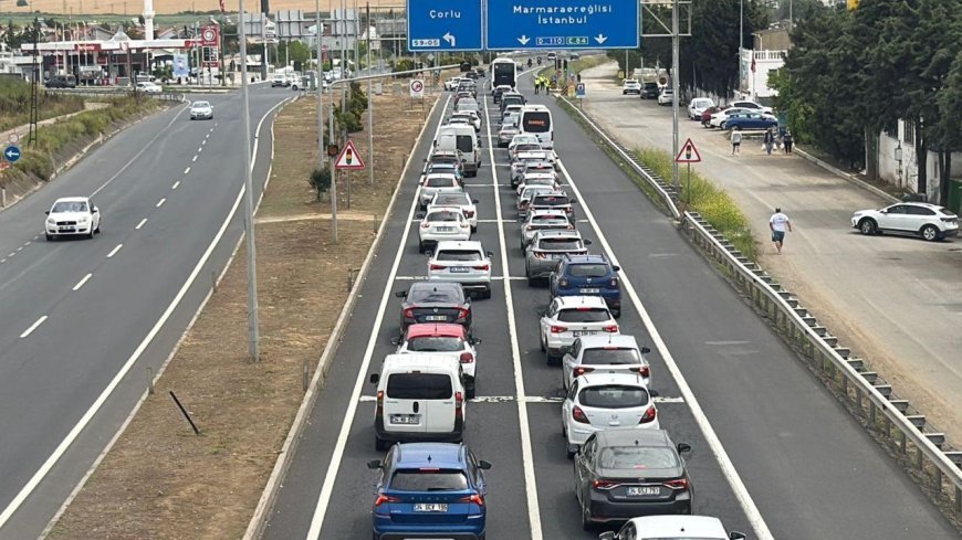 Tatilin son gününde Tekirdağ-İstanbul kara yolunda araç yoğunluğu