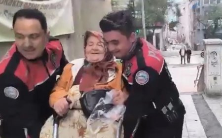 Yürüteciyle zorlanan kadının yardımına yunus polisi yetişti