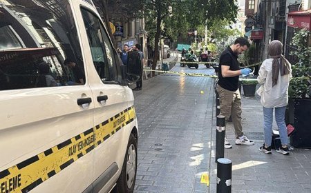 Beyoğlu'nun göbeğinde sinsi saldırı! Caddede yürürken arkasından yaklaşıp silahla vurdu