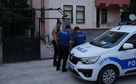 Çocuklarının gözü önünde eşini boynundan bıçakladı