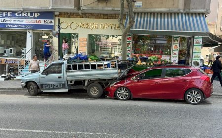 Kontrolden çıkan otomobil park halindeki kamyonete çarptı