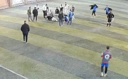 Halı sahada dili boğazına kaçan oyuncuya müdahale kamerada