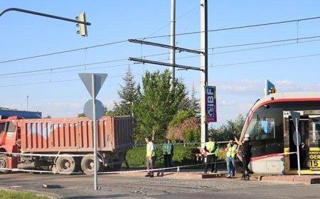 Kayseri'de feci kaza! Kamyon ile tramvay çarpıştı: Yaralılar var