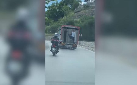 Canlarını hiçe sayıp kamyonun kasasına tutundular! Tehlikeli anlar kamerada