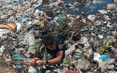 Yangına müdahale eden itfaiye eri, bataklığa düşerek ölümden döndü