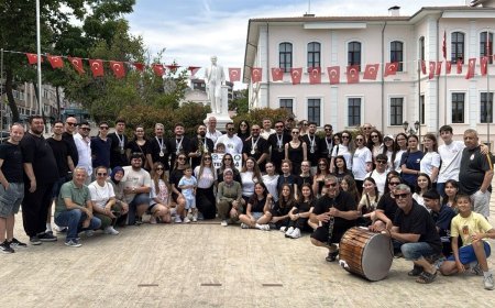 Türkiye Şampiyonu olan halk oyunları ekibi, Tekirdağ’da coşkuyla karşılandı