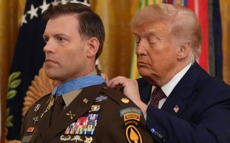 80 yaşındaki Trump'ın eli ayağına dolaştı! Törende şok anlar: Askerin boğazını sıktı