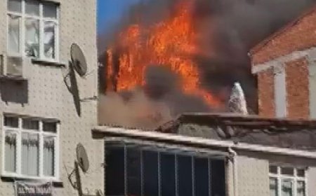 Sultangazi'de çatıda başlayan alevler mahalleyi sardı! 7 bina tehlikeyle karşı karşıya kaldı