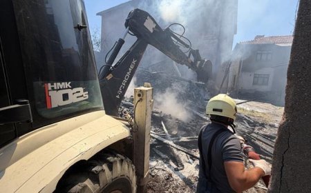 Avluda başlayan yangın felakete dönüştü! 3 ev ve 2 araç zarar gördü