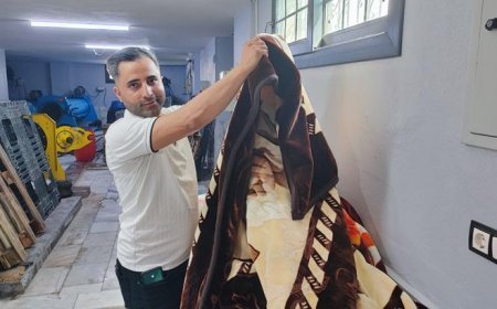 Yıkanmak için verilen battaniyeden çıkanlar şaşırttı! Yaşlı kadın parasını değil poşetini aradı
