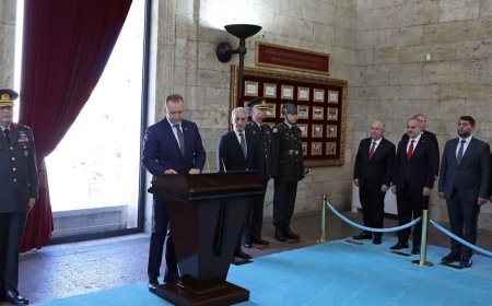 Polonya Cumhurbaşkanı Nawrocki'nden Anıtkabir'e ziyaret