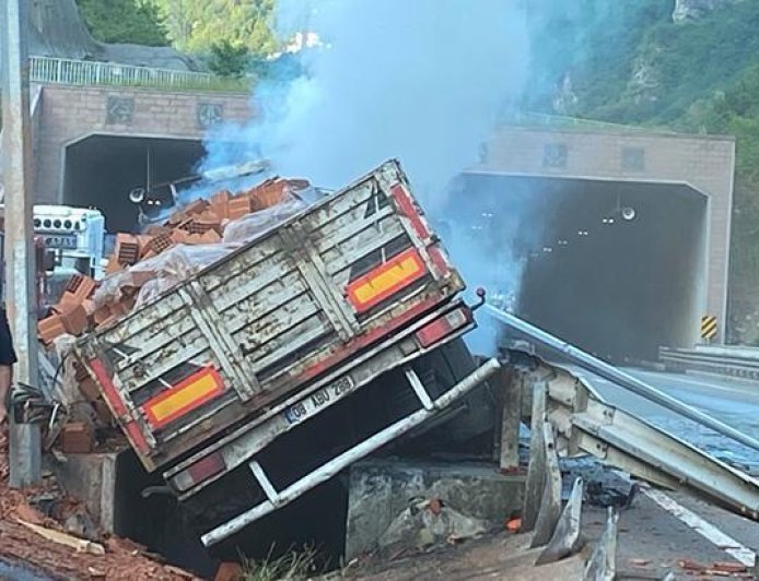 Trabzon'da bariyerlere çarpan kamyon yandı: 1 ölü