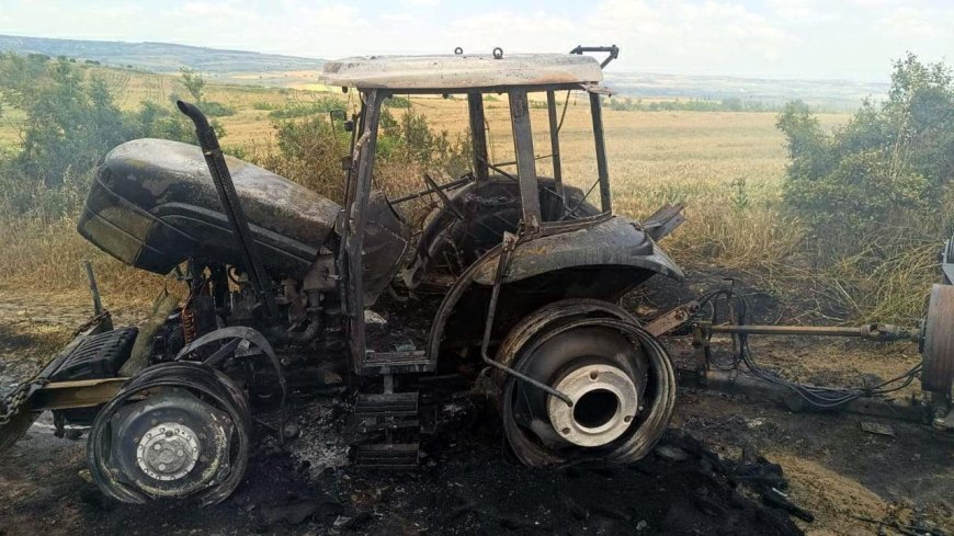Tarlada alev alan traktör kullanılamaz hale geldi