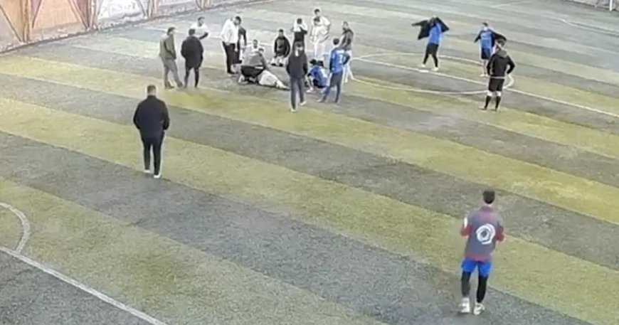 Halı sahada dili boğazına kaçan oyuncuya müdahale kamerada