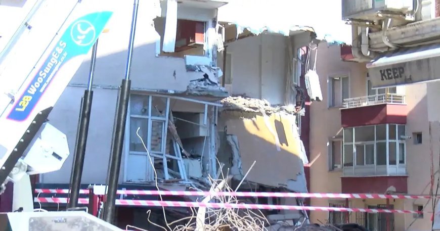 Güngören'de bina yıkım sırasında çöktü. Bitişiğindeki 2 binada hasar var