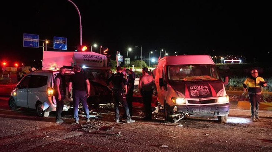 Niğde'de feci kaza! 3 aracın karıştığı zincirleme kazada 10 kişi yaralandı