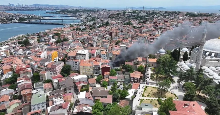 Balat'ta korkutan yangın. Dumanlar birçok yerden görülüyor
