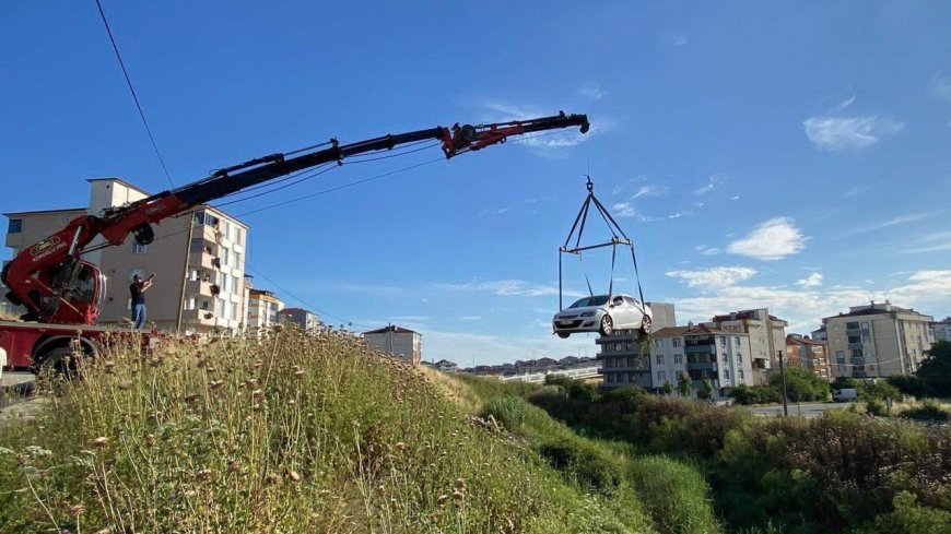 Otomobil dereye uçtu, sürücüsü yara almadan kurtuldu