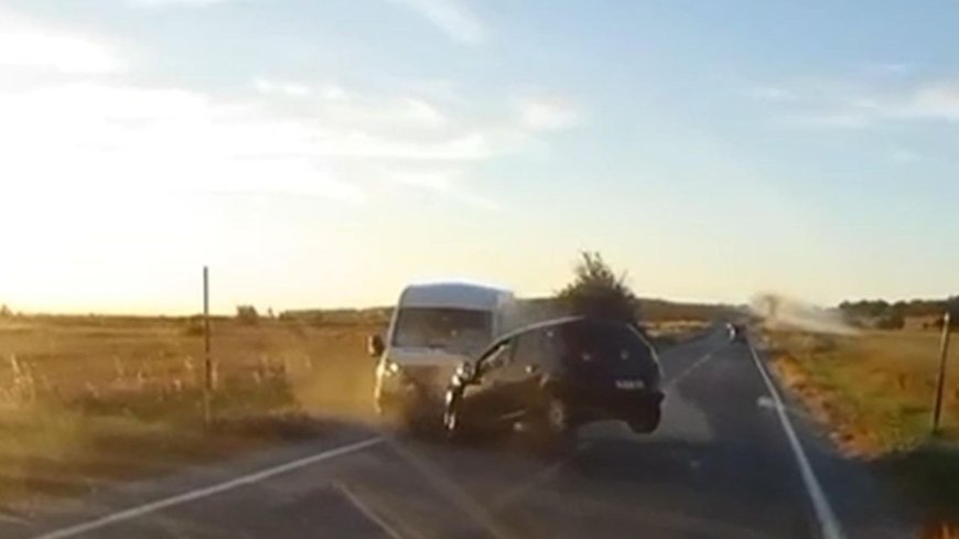Tekirdağ'da minibüs ile otomobil çarpıştı; 1 ölü, 2 yaralı