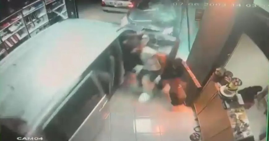 Korkunç kaza: Otomobil, oto aksesuar dükkanına daldı